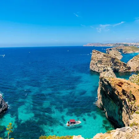A Sunny Bay View + Shared Pool Gozo - Happy *